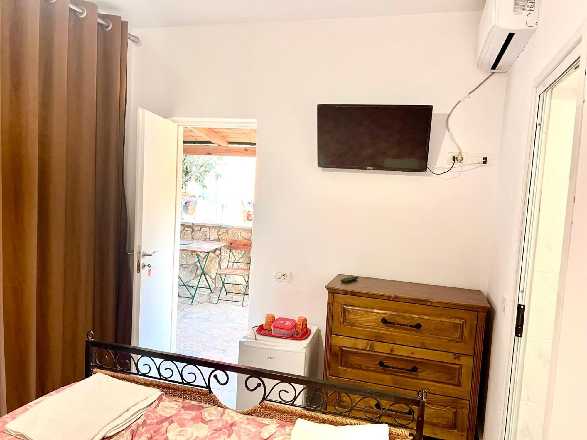 Jardin Miraculeux Hotel Himare Exterior photo