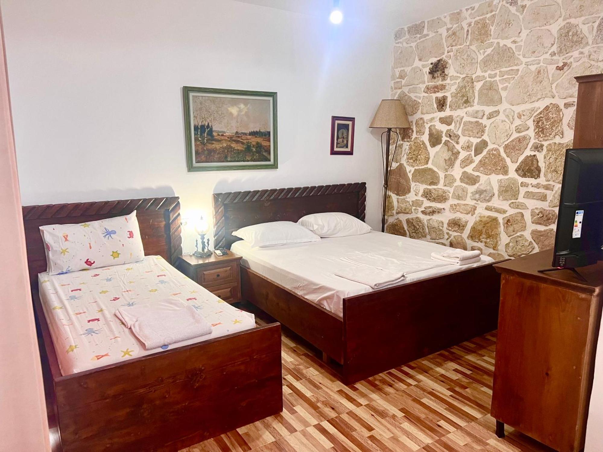 Jardin Miraculeux Hotel Himare Exterior photo