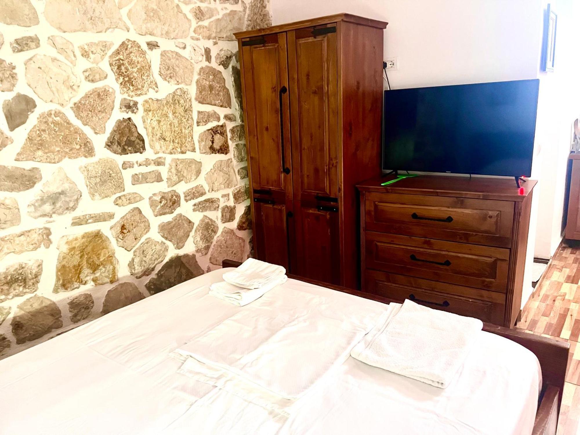 Jardin Miraculeux Hotel Himare Exterior photo