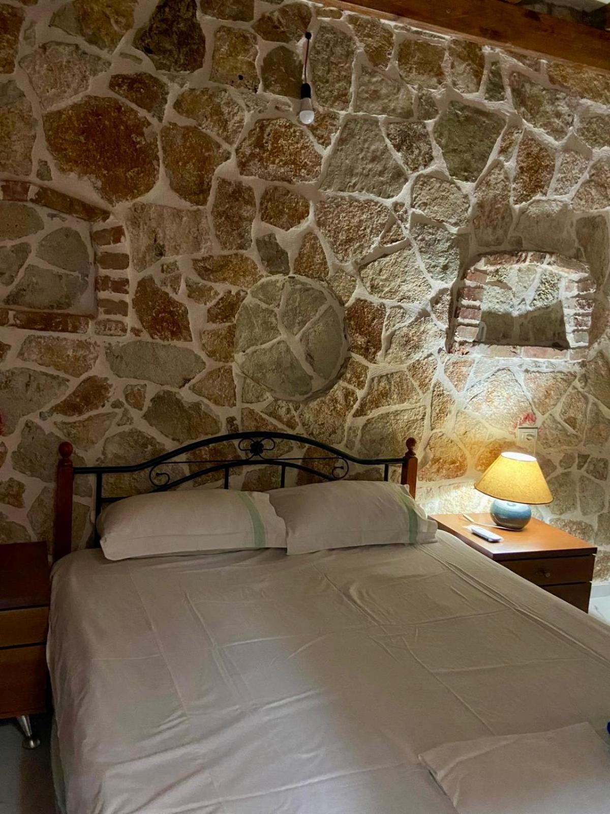 Jardin Miraculeux Hotel Himare Exterior photo